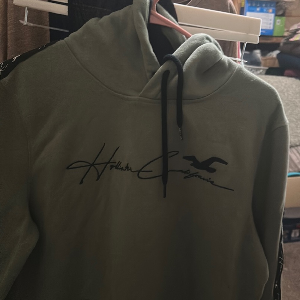 Hollister sweatshirt with hoodie, size M light, green
